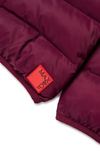 Veste matelassée bordeaux au texture lisse, ornée d'une étiquette en tissu rouge avec le logo "MAX&CO". Comprend des poignets côtelés et un design matelassé.