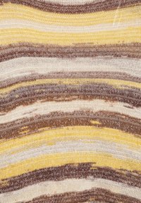 Gros plan d’un tissu tricoté avec des rayures horizontales dans des tons jaunes, marron et beige.