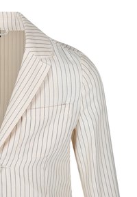 Blazer beige a righe con rever a scollo a V, tasca frontale, tessuto testurizzato e vestibilità sartoriale, che mostra dettagli di cucitura lungo le cuciture.
