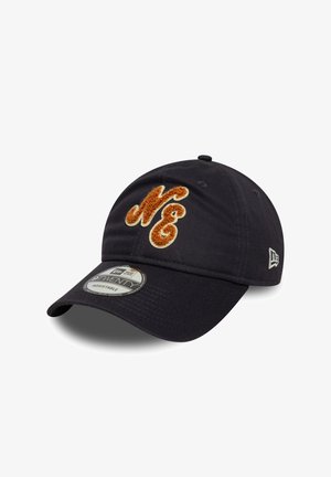 Gorra de béisbol ajustable negra con el bordado en relieve en naranja y beige "WE" en la parte frontal y el logo blanco de New Era en el lado.