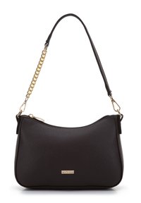 Borsa a spalla in pelle nera con finitura texturizzata, dotata di catena e tracolla dorate, chiusura con zip e placca con logo dorato.