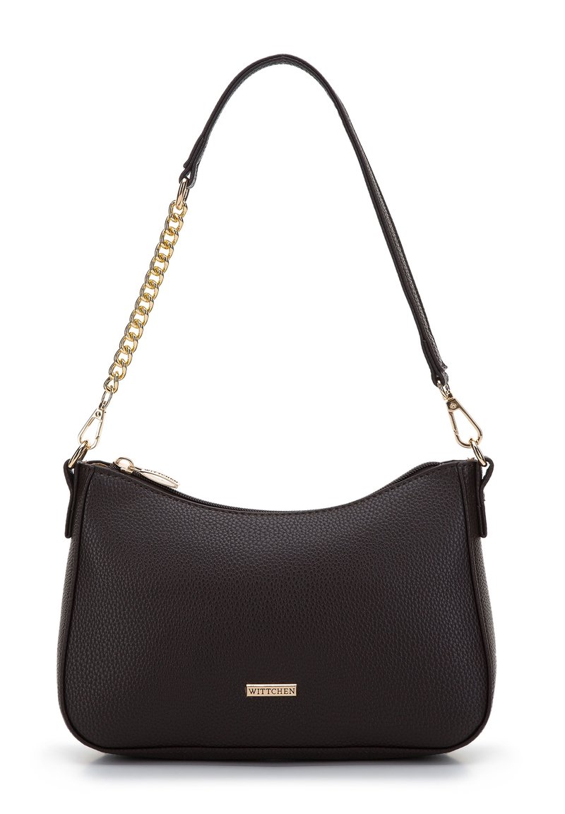 Borsa a spalla in pelle nera con finitura texturizzata, dotata di catena e tracolla dorate, chiusura con zip e placca con logo dorato.