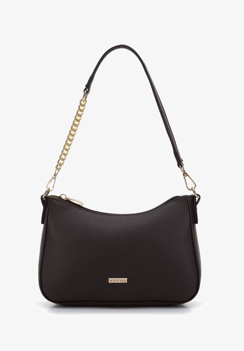 Borsa a spalla in pelle nera con finitura texturizzata, dotata di catena e tracolla dorate, chiusura con zip e placca con logo dorato.