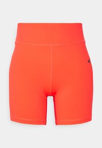 Shorts de sport taille haute en tissu orange vif, dotés d'un ajustement extensible, d'une texture lisse et d'un logo noir contrastant sur le côté.