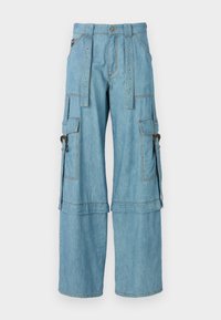 Šviesiai mėlyni džinsiniai cargo kelnės, turinčios plačius kojų kraštus, daug kišenių ir metalinius akcentus su matomais siūlės pavyzdžiais.