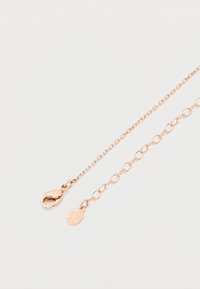 Δύο κολιέ σε ροζ χρυσό με λεπτές και μεσαίες αλυσίδες εμφανίζονται σε λευκό φόντο, κάθε ένα με κούμπωμα κλωβού και μικρό εγχάρακτο μενταγιόν.