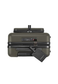 Hartschalengepäck in Olivgrün mit schwarzen Reißverschlüssen, Kombinationsschloss und einem schwarzen Gepäckanhänger, mit einer glatten, matten Textur.