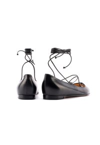 Ballerine in pelle nera con punta rotonda, cinturini alla caviglia e texture liscia; tacco basso e lati aperti per un design elegante.