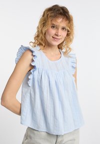 Top senza maniche di colore azzurro chiaro con scollatura arricciata, caratterizzato da righe verticali e una vestibilità ampia. Realizzato in tessuto morbido e leggero.
