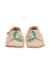 Zapatos de cuero sin cordones en beige con un diseño bordado de loro en verde y rojo. Suelas marrones suaves y cuello elástico para un ajuste seguro.