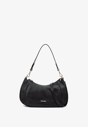 Bolso de hombro de cuero negro con herrajes dorados, forma curva, correa desmontable y logotipo "Pikolinos" en el centro frontal.