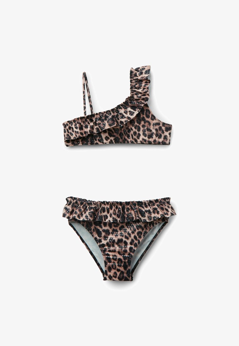 Maillot de bain deux pièces à imprimé léopard avec volants, haut asymétrique à une épaule et bas de bikini assorti sur fond blanc.