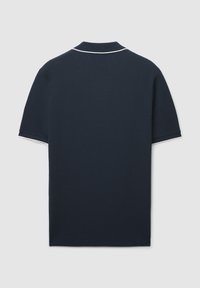 Polo blu navy a maniche corte, con colletto a coste e bordo bianco su colletto e maniche. Tessuto strutturato. Design semplice.