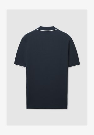 Polo blu navy a maniche corte, con colletto a coste e bordo bianco su colletto e maniche. Tessuto strutturato. Design semplice.