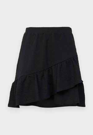 Juoda tekstūruota sijonas su elastine juosta ir asimetriška ruffle apatine dalimi.