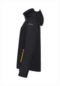 Sort softshell jakke med hætte, med en gul lynlås lomme, logo på skulderen og glat tekstur. Designet til udendørs brug.