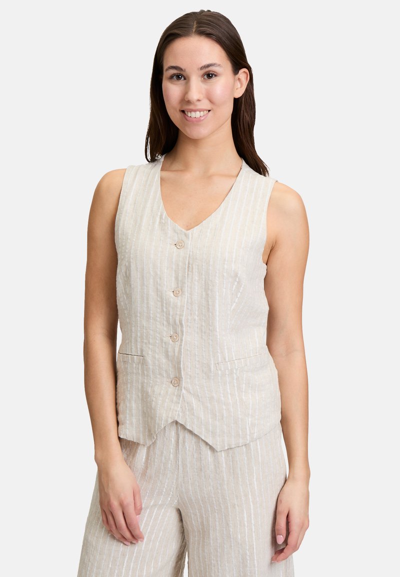 Gilet en lin beige avec des rayures blanches verticales, décolleté en V, boutons sur le devant et poches latérales, associé à un pantalon large assorti.