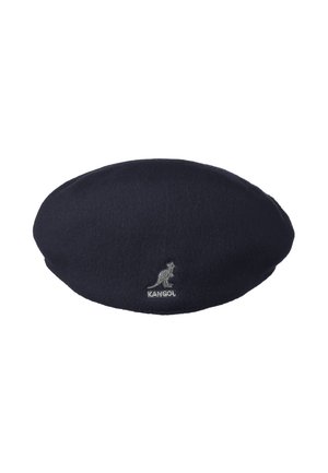 Béret noir Kangol avec un petit logo kangourou argenté à l'avant, présenté sur fond blanc.