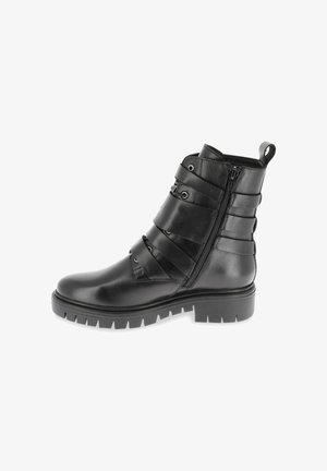 Botín negro de cuero hasta el tobillo con múltiples correas horizontales, una cremallera lateral y una suela de goma texturizada para mayor tracción.