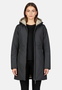 Zwarte, geïsoleerde jas met capuchon, voorzien van een beige voering, ritssluiting aan de voorkant en zijzakken. Gladde textuur en ontwerp van medium lengte.