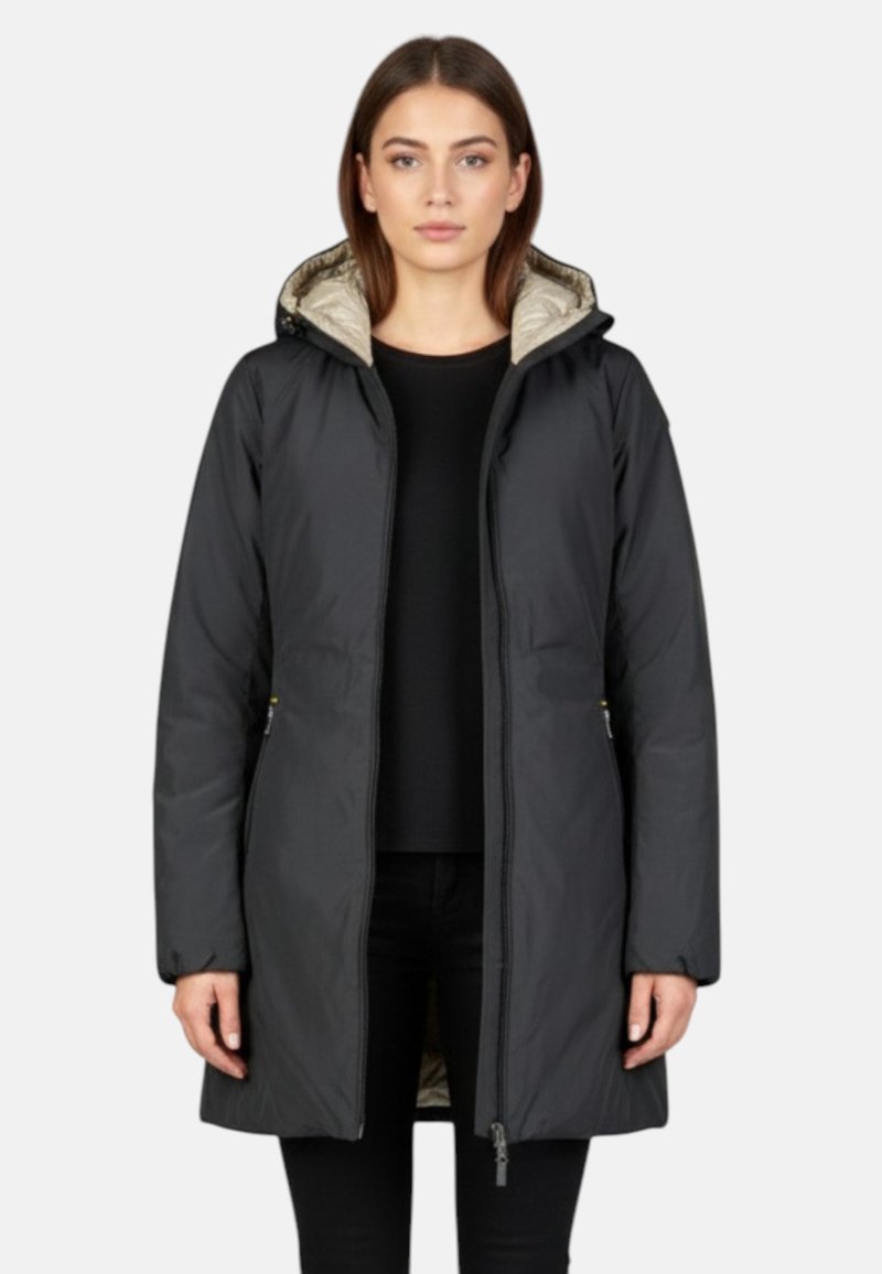 Zwarte, geïsoleerde jas met capuchon, voorzien van een beige voering, ritssluiting aan de voorkant en zijzakken. Gladde textuur en ontwerp van medium lengte.