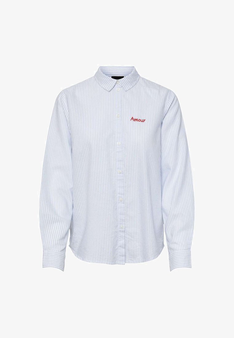Chemise à rayures bleu clair et blanche, avec des manches longues et un col de chemise. "Amour" brodé en rouge sur la poitrine.
