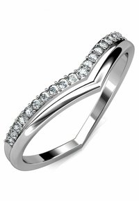 Anello d'argento con un design a forma di V, caratterizzato da una fila di pietre trasparenti lungo il bordo superiore e una fascia liscia e lucida.