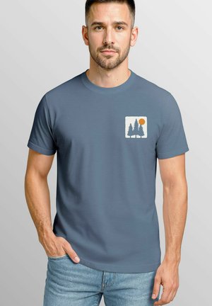 MIT WALD-LOGO OUTDOOR BADGE FASHION - T-Shirt print - denim blue