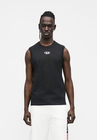 T-shirt preta sem mangas feita de algodão, com pescoço redondo e um pequeno logótipo no peito. Textura lisa, design ajustado.