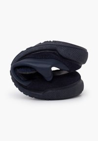 Námořnické modré nazouvací boty s měkkým textilním svrškem a gumovou podrážkou, s texturovaným povrchem a skládacím designem.