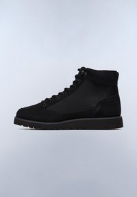 Zapatillas altas negras hechas de ante y malla. Superior texturizado, puntera redonda, diseño con cordones y suela de goma con un patrón de dibujo.