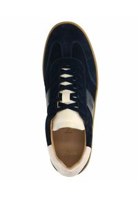 Marineblauwe suede sneaker met crèmekleurige leren accenten. Heeft een gestructureerde rubberen zool, een ronde neus en veters door donkere oogjes.