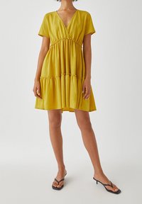 PULL&BEAR Vestido informal - yellow
