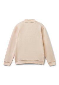 Suéter beige de manga larga con cuello, puños y dobladillo acanalados, mostrado desde la parte posterior sobre un fondo blanco.
