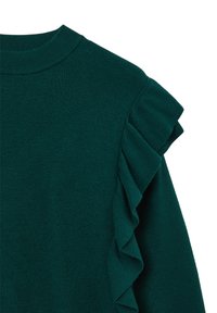 Dunkelgrüner Pullover mit geripptem Rundhalsausschnitt und einer Rüschendekoration an der Schulter, aus einem weichen, strukturierten Stoff gefertigt.