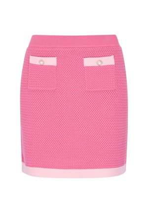 Rosa strukturierter Strick-Minirock mit zwei vorderen Taschen, hellrosa Besatz und Perlenknopfdetails an den Taschenklappen.