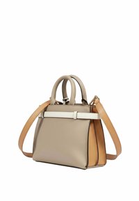 Sac à main en cuir beige au design structuré, avec des détails en sangle blanche et des accents brun clair. Deux poignées supérieures et une bandoulière.