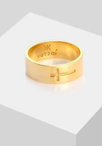 Zelta toņa gredzens ar plakanu joslu, rotāts ar iegravētu krusta dizainu. Iekšpusē atzīme “K” un “Kuzzoi”. Gluda pulēta virsma.