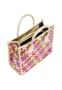 Gewebte Handtasche mit goldmetallischer Oberfläche, die rosa, rote und beige Muster aufweist. Zwei obere Griffe und ein Reißverschlussverschluss.
