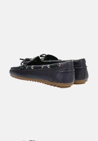 Zapatos de barco de cuero azul marino con acabado texturizado, diseño con cordones y suela de goma. Presenta ojales metálicos y acentos de costura.