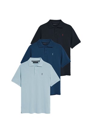 Drei Polohemden gestapelt: hellblau, marineblau und dunkelblau. Aus Baumwolle mit einer soliden Textur und gesticktem Logo auf der Brust.