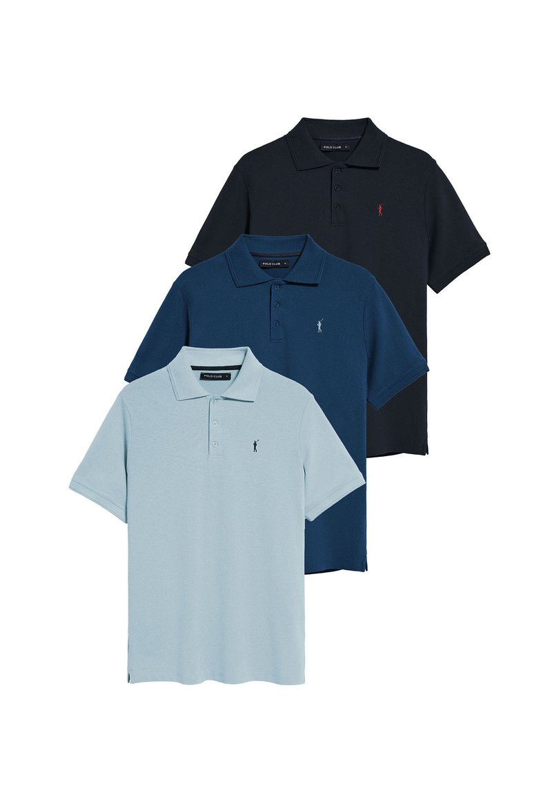 Tres camisas polo apiladas: azul claro, marino y marino oscuro. Hechas de algodón con una textura sólida y logotipo bordado en el pecho.