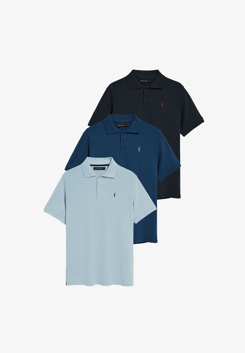 Tre polo a maniche corte impilati: azzurro chiaro, blu navy e blu scuro. Realizzati in cotone con una consistenza uniforme e logo ricamato sul petto.