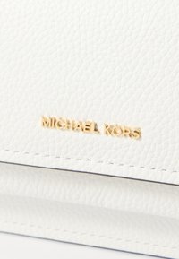 MICHAEL Michael Kors CLAIRE - Soma ar siksnu pāri ķermenim - optic white