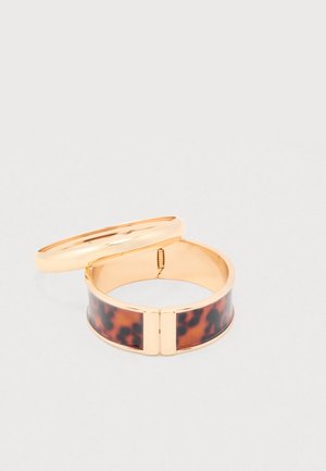 Goudkleurige bangle armband met een band voorzien van schildpadaccenten, glanzende afwerking en een scharnieropening voor gemakkelijk dragen.