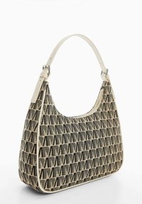 Beżowa torba na ramię z materiału płóciennego z czarnym wzorem logo, charakteryzująca się zaokrąglonym kształtem, białym wykończeniem oraz regulowanym paskiem. Zamek błyskawiczny w komplecie.