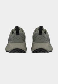 Γκρι αθλητικά παπούτσια με υφασμένο επάνω μέρος, κυκλικά ανοίγματα αερισμού, ταινία τραβήγματος στη φτέρνα και παχύ, σχεδιασμένο πέλμα.