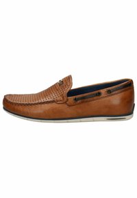 Scarpa slip-on in pelle marrone con tomaia perforata, un leggero tacco, fodera blu navy in contrasto e occhielli neri lungo il lato.