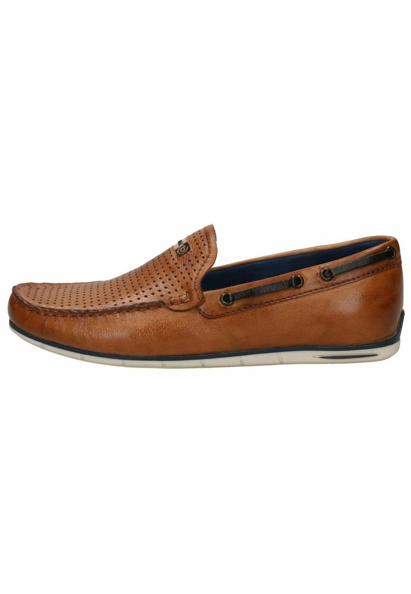 Scarpa slip-on in pelle marrone con tomaia perforata, un leggero tacco, fodera blu navy in contrasto e occhielli neri lungo il lato.