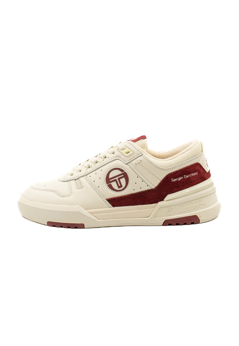 Sneaker con tomaia in pelle bianca, accenti in suede bordeaux, dettagli perforati e un logo circolare. Suola in gomma con trazione rossa.